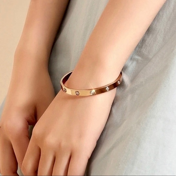 Women’s gem encrusted bracelet screw latch bangle - Picture 7 of 10